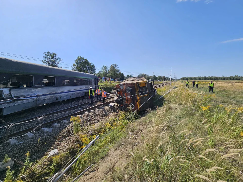 Pociąg z Lublina zderzył się z betoniarką: jedna osoba nie żyje, wielu poszkodowanych! Premier: "Katastrofa kolejowa"