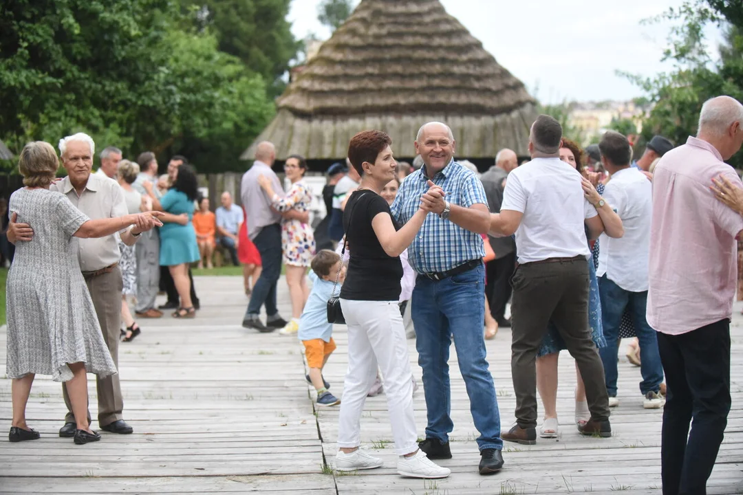 Potańcówka pod gwiazdami w Muzeum Wsi Lubelskiej. Do tańca przegrywała Maciejowa Kapela [ZDJĘCIA] - Zdjęcie główne