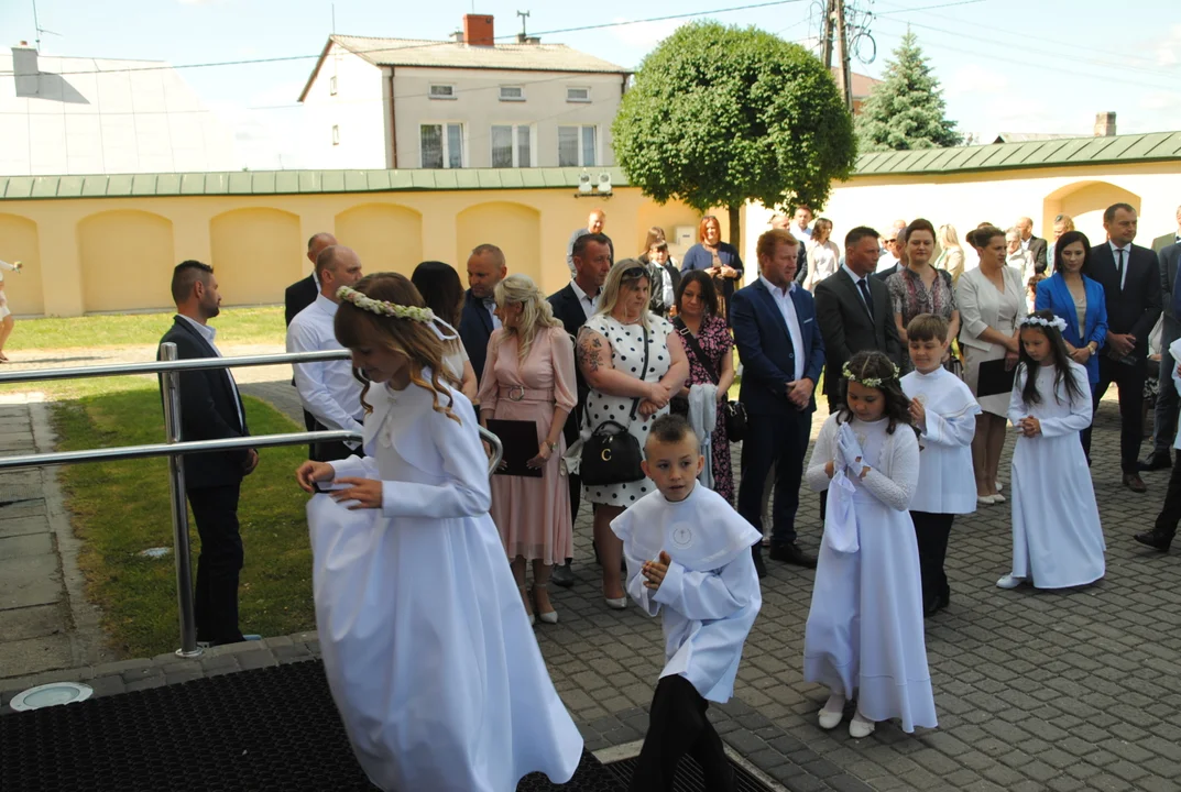 Uczniowie z klas III A i III C z SP nr 2 w Opolu Lubelskim przystąpili do I Komunii Świętej 3 czerwca o godz. 10