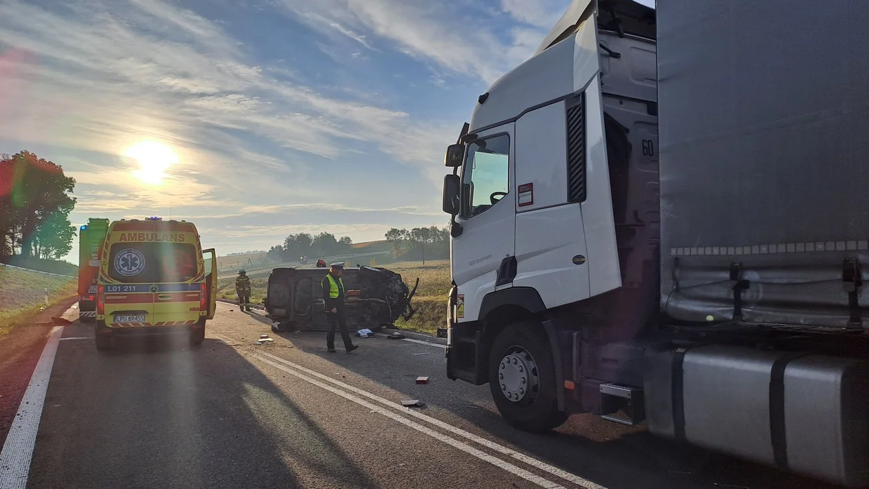 Zderzenie samochodu osobowego i ciężarówki na obwodnicy Nałęczowa