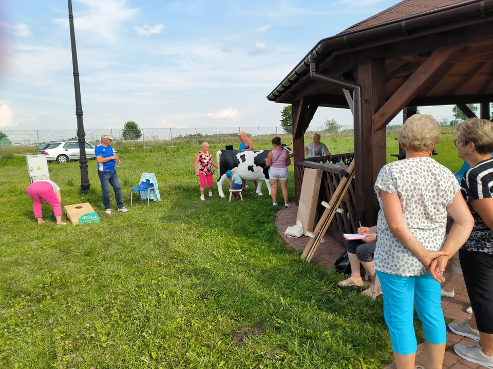 Seniorzy z gminy Stoczek Łukowski rywalizowali dojąc krowę