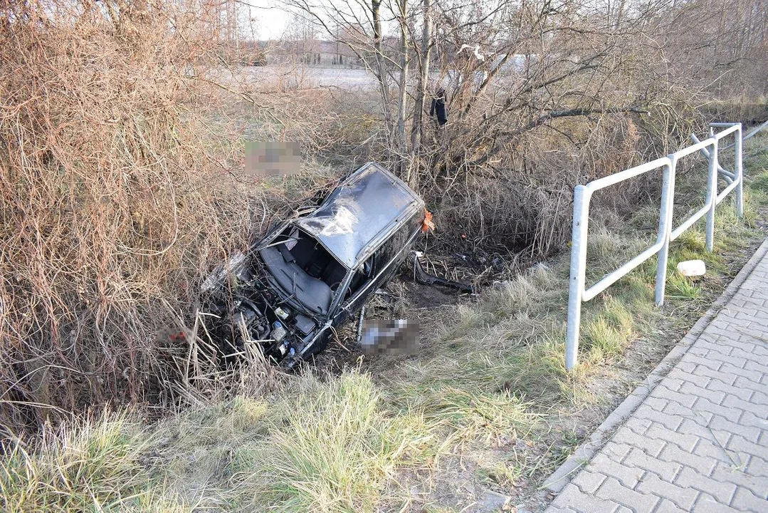 Powiat bialski: Passat uderzył w barierkę i przepust. Dwie osoby w szpitalu