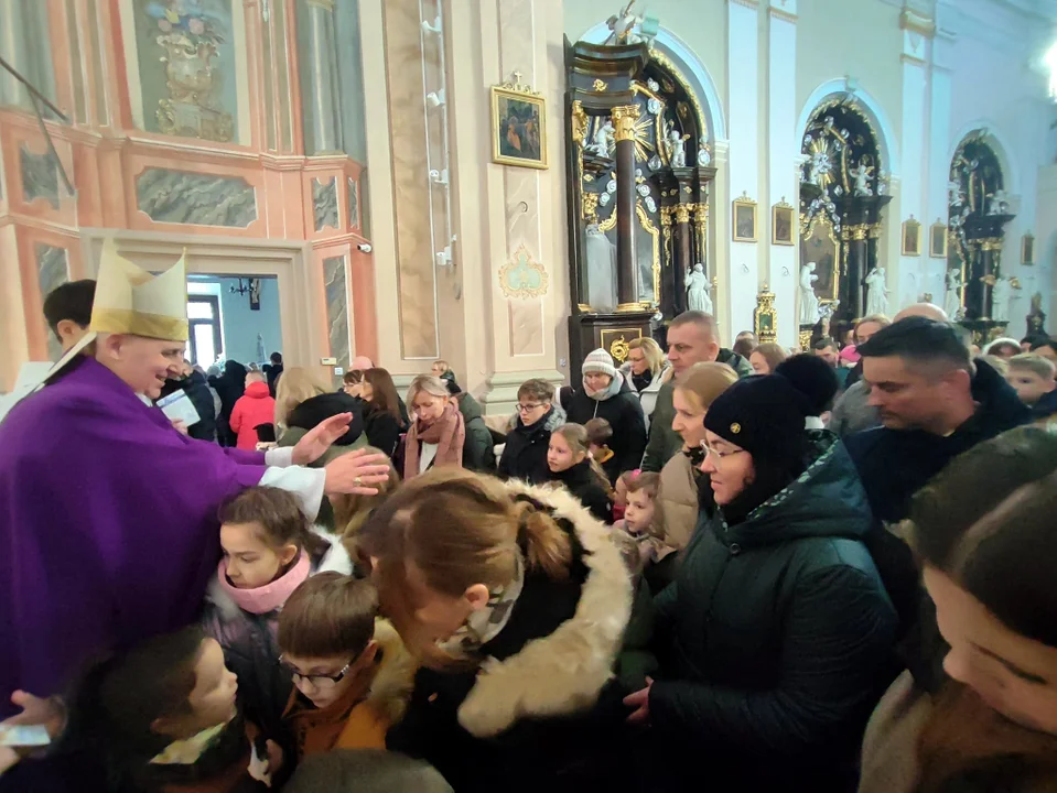 Dzieci z rodzicami modliły się podczas mszy św. z udziałem Bpa Grzegorza Suchodolskiego. Błogosławieństwo przez nałożenie rąk