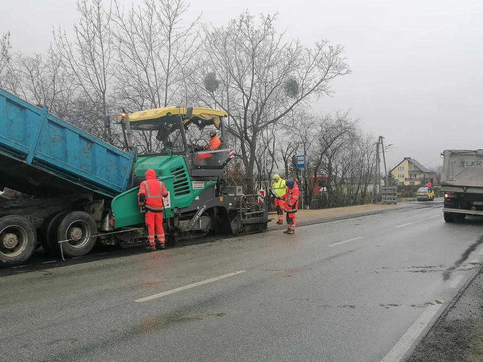 Przy drodze wojewódzkiej 824 w miejscowości Elżbieta trwa budowa chodnika