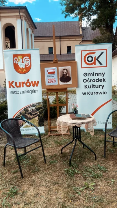 Kurów na literacką nutę. Narodowe Czytanie z Janem Kochanowskim przed biblioteką