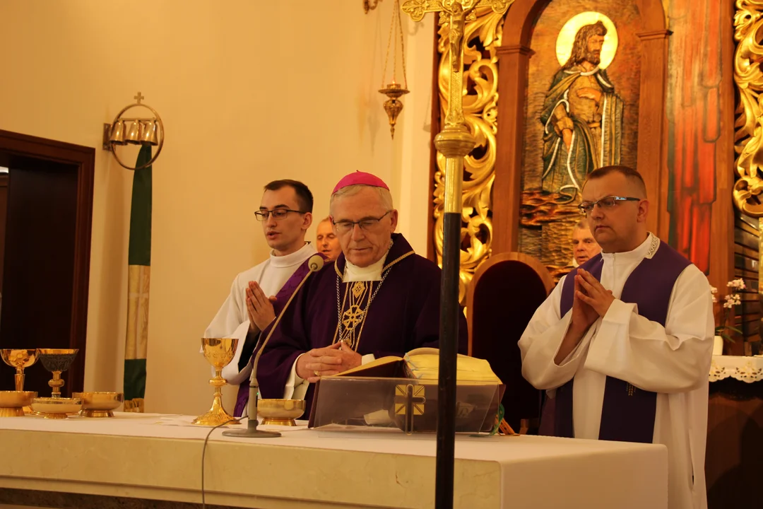 Pogrzeb Ks. Zbigniew Hackiewicz. Proboszcza parafii w Jedlance pożegnała setka duchownych