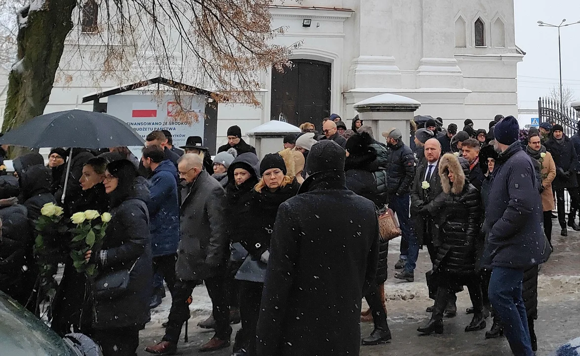 Tłumy pożegnały zamordowaną komornik z Łukowa.(zdjęcia)) Dziś w Adamowie odbył  się pogrzeb śp. Ewy Kochańskiej - Zdjęcie główne