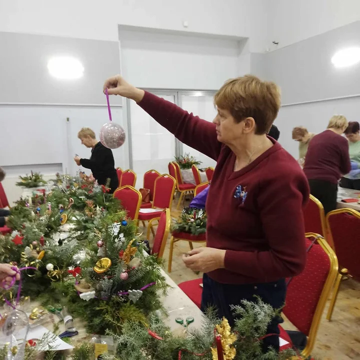 Seniorzy z gminy Trzebieszów zrobili świąteczne stroiki