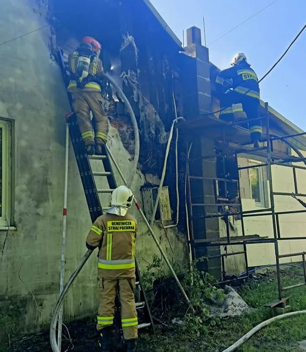 Pożar domu w Żyrzynie. Na miejscu 6 zastępów straży (ZDJĘCIA) - Zdjęcie główne