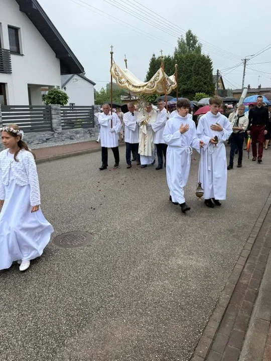 Mimo deszczu tłumnie ruszyli w procesjach. Tak mieszkańcy powiatu przeżywali Boże Ciało [ZDJĘCIA]