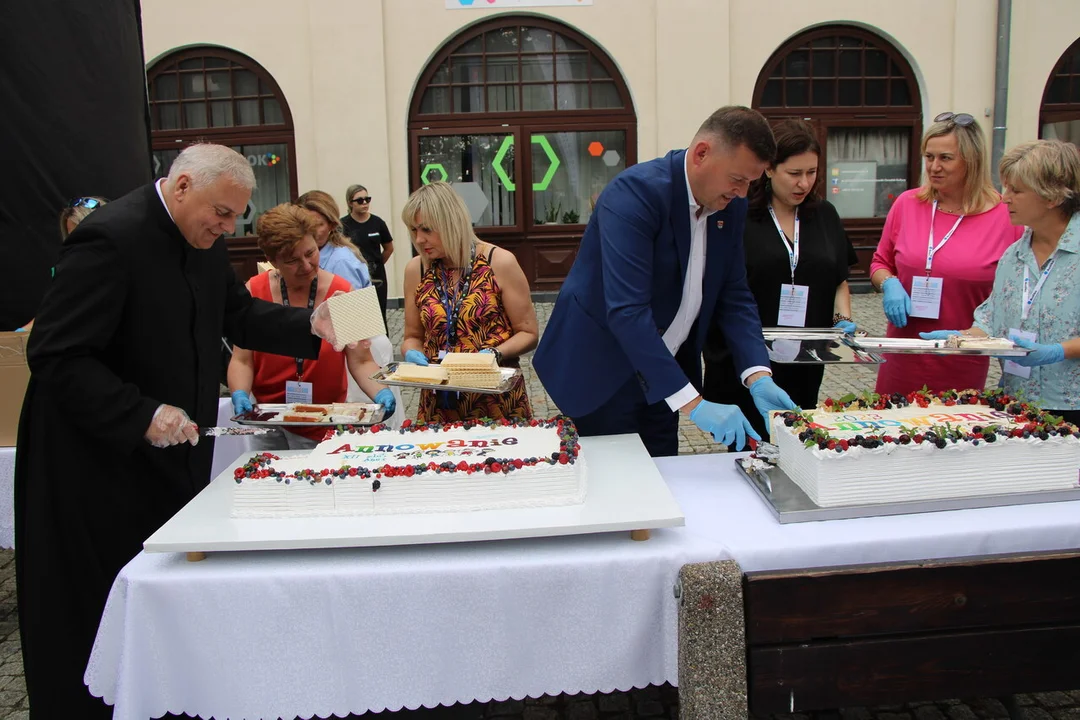 Życzenia i tort dla Ann w Lubartowie. Burmistrz i ksiądz kroili tort (zdjęcia) - Zdjęcie główne