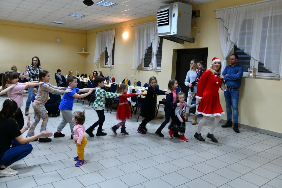 Zabawa choinkowa w Jeziorach (zdjęcia).