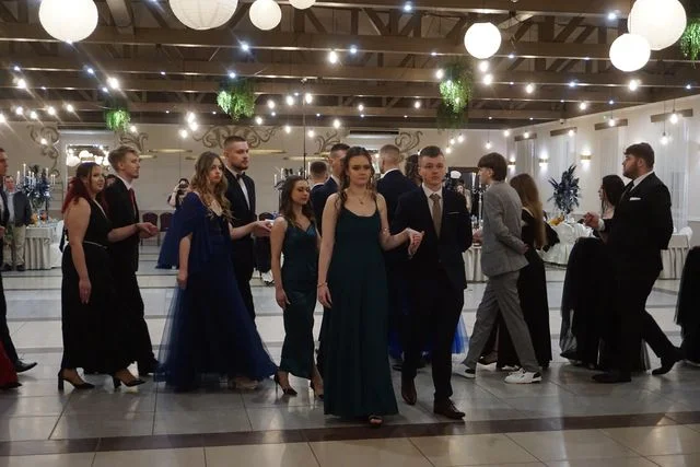 Polonez, który zachwycił. Maturzyści z opolskiego technikum na parkiecie (foto, video) cz. II - Zdjęcie główne