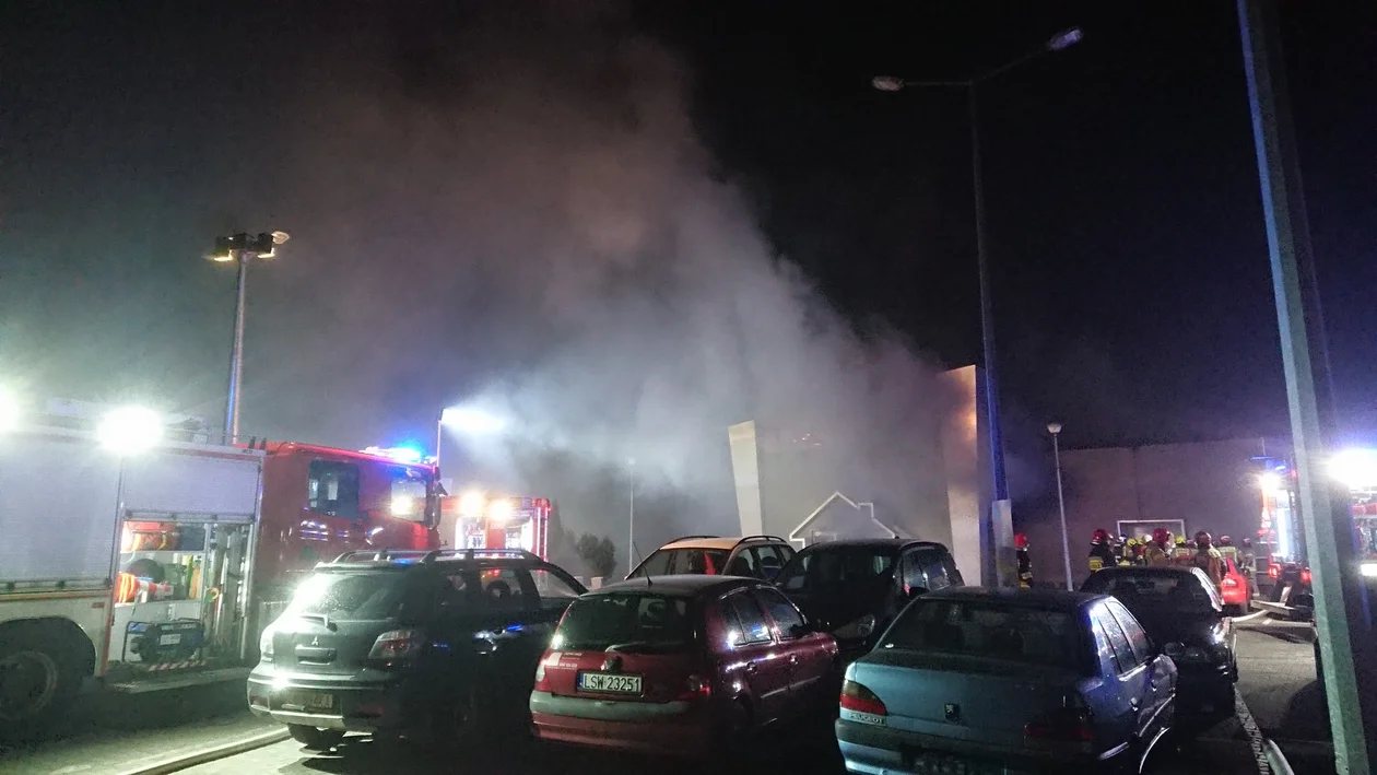 Lublin: Pożar magazynu przy ul. Łęczyńskiej. Ogień pomagał gasić m.in. robot