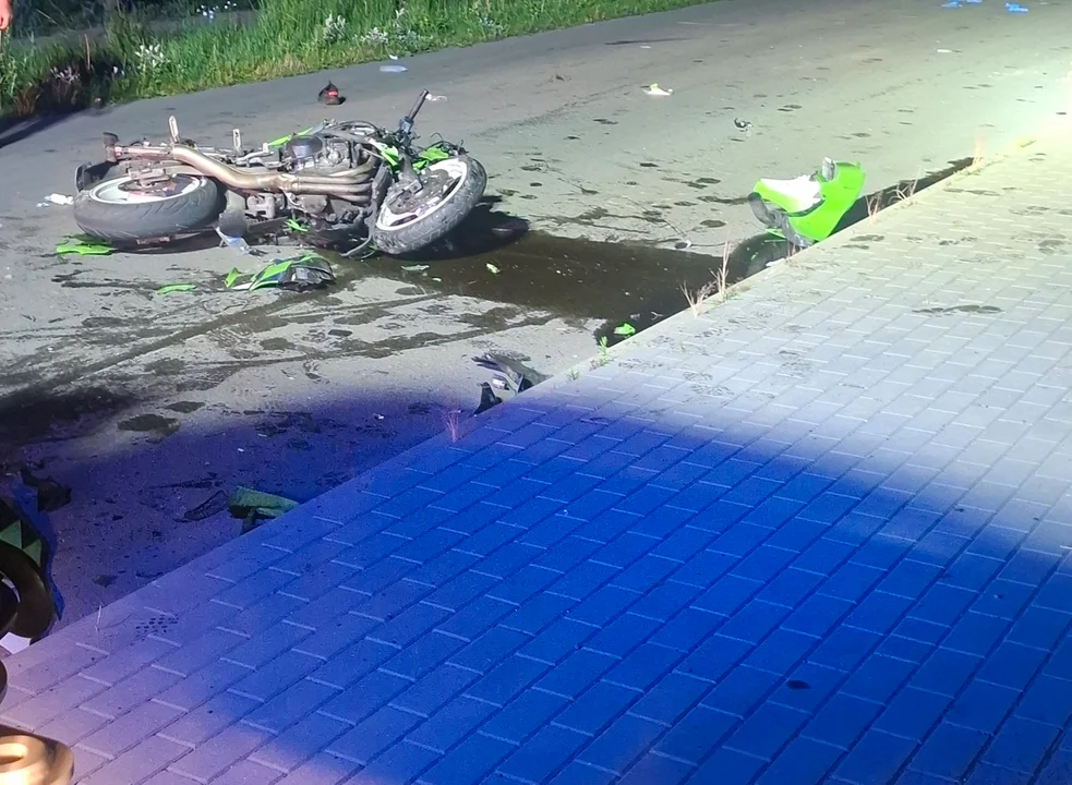 Powiat łęczyński: Motocykl zderzył się z maszyną rolniczą. Dwie osoby w szpitalu