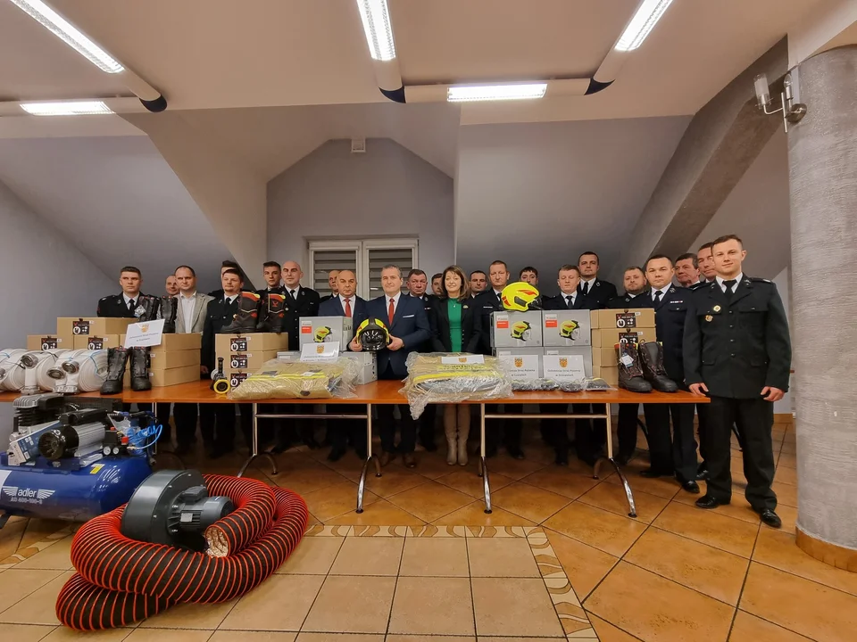 Gmina Zbuczyn: Przekazanie sprzętu dla strażaków-ochotników [ZDJĘCIA] - Zdjęcie główne