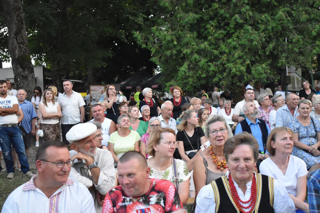 Występy lokalnych zespołów, gwiazda wieczoru "BOYS" oraz świętujący mieszkańcy powiatu