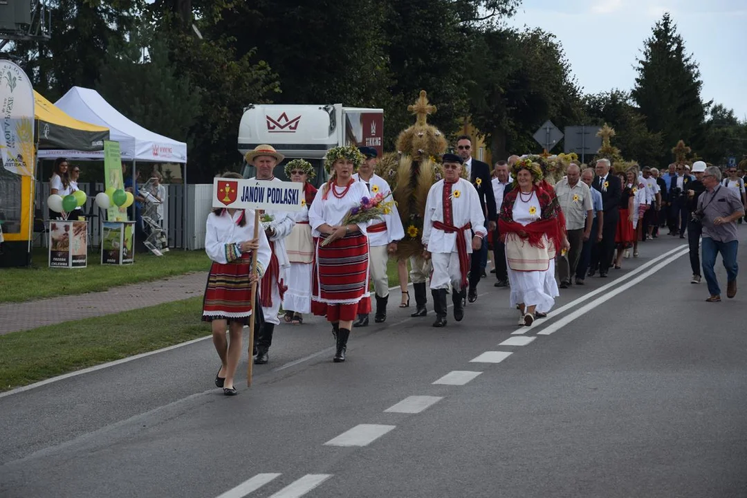 Dożynki Powiatowe w Drelowie 2023. Korowód i prezentacja wieńców