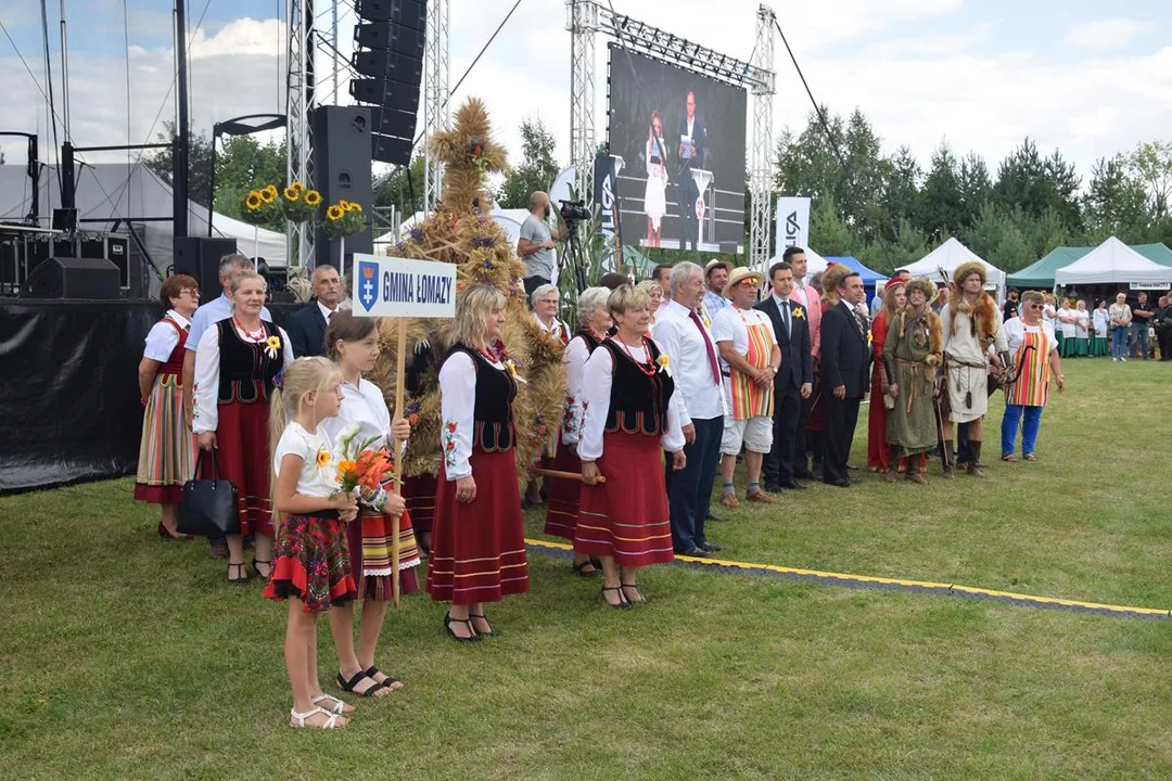 Dożynki Powiatowe w Drelowie 2023. Korowód i prezentacja wieńców