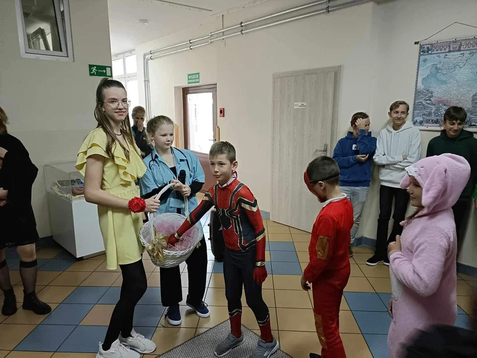 Światowy dzień postaci z bajek w szkole w Gołaszynie