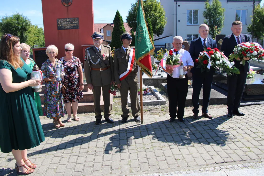 Święto Wojska Polskiego w Lubartowie. Złożyli kwiaty na grobach bohaterów, wspominali pobyt Piłsudskiego w Lubartowie (zdjęcia) - Zdjęcie główne