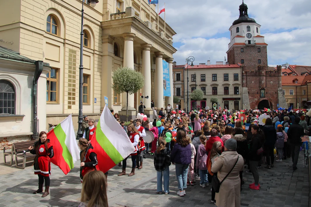 Młodzi i seniorzy razem. Korowód rozpoczął Dzień Solidarności Międzypokoleniowej [ZDJĘCIA] - Zdjęcie główne