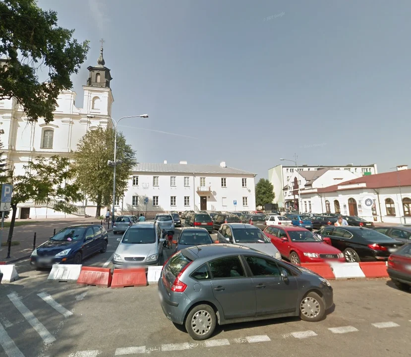 Parking przed kościołem Przemieniania Pańskiego  obecnie