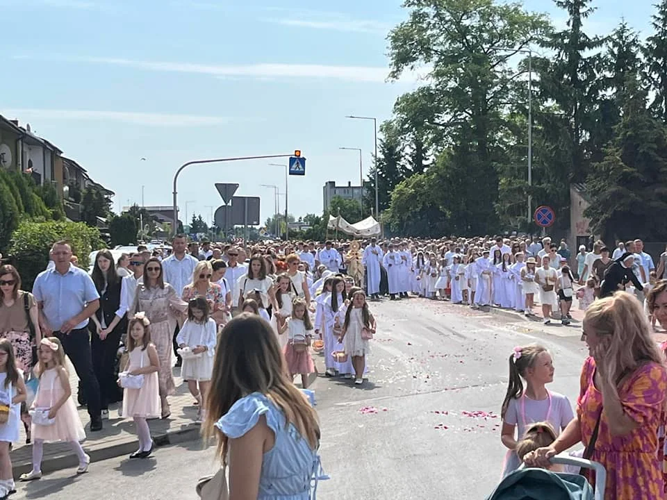 Procesja Bożego Ciała w parafii Matki Kościoła w Łukowie