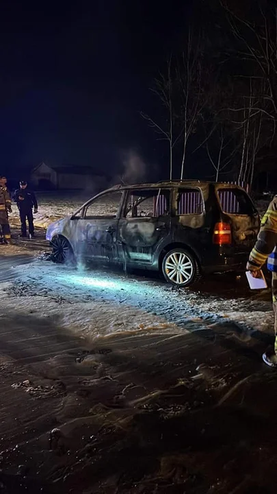 Samochód zapalił się na drodze. Akcja strażaków