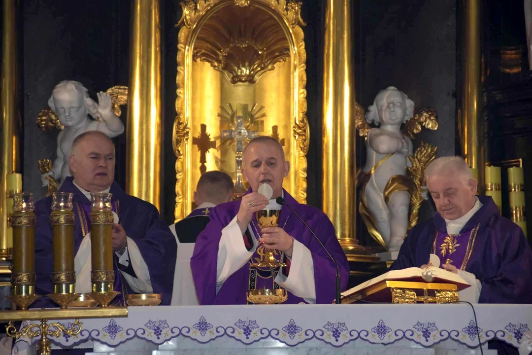 Biskup Grzegorz Suchodolski odwiedził Parafię Podwyższenia Krzyża Św. Ingres Biskupa z plebanii do kościoła i msza święta