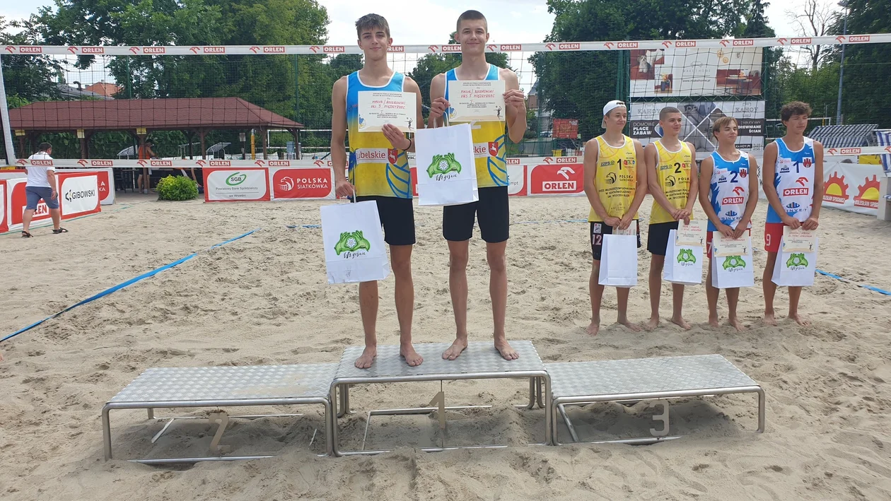 Kacper Roszkowski z awansem do finałów Mistrzostw Polski Juniorów Młodszych w siatkówce plażowej! (ZDJĘCIA) - Zdjęcie główne