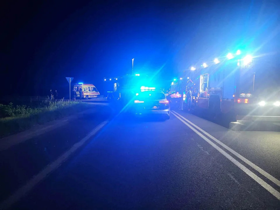 Przerażające zderzenie na DW801. Tesla wymusiła pierwszeństwo, auta zostały zmiażdżone