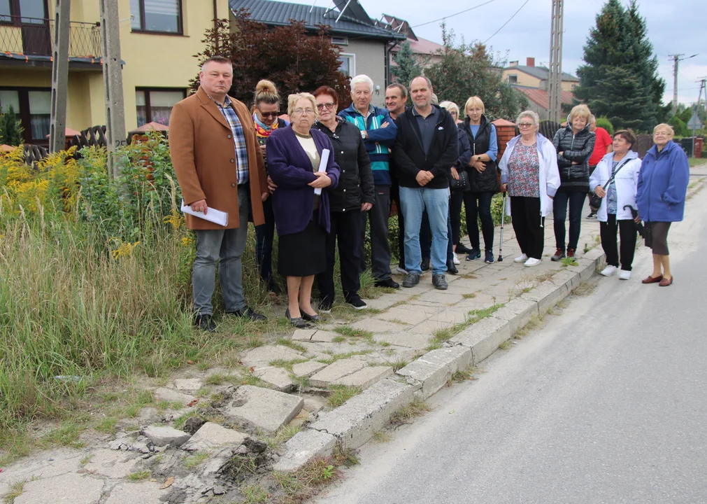 Protest mieszkańców ul. Hutniczej w Lubartowie. Mają dość dziurawego chodnika (zdjęcia) - Zdjęcie główne