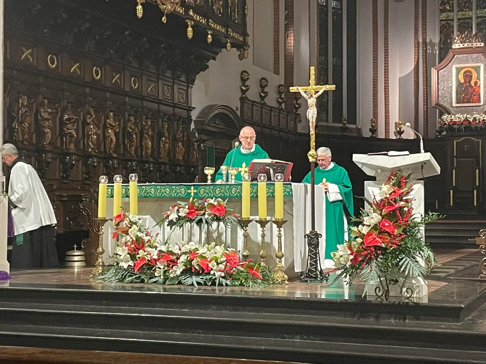 Strażacy , uczniowie i seniorzy oddali hołd Sienkiewiczowi przy jego grobie