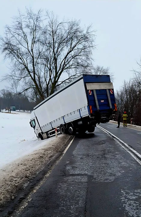 Gm. Międzyrzec Podlaski: Ciężarówka częściowo w rowie. Są utrudnienia, strażacy na miejscu