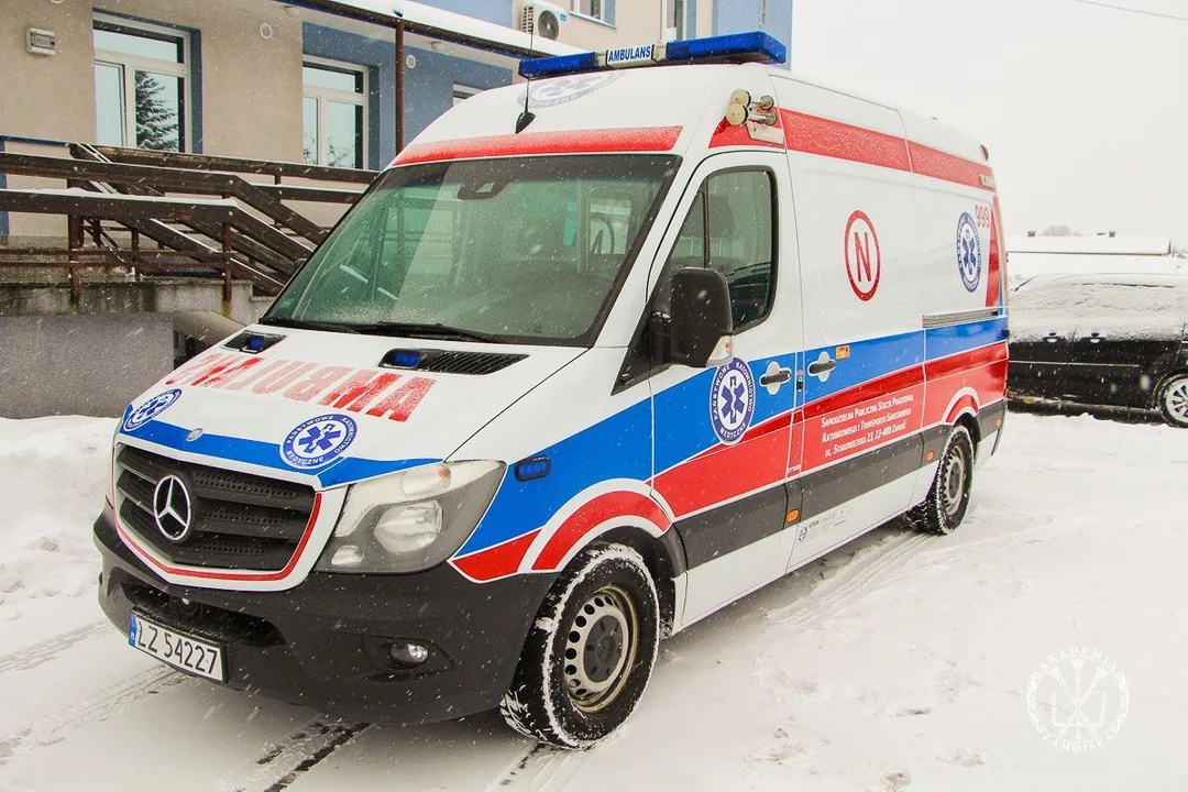 Zamojska uczelnia kupiła sobie ...  karetkę (foto) - Zdjęcie główne