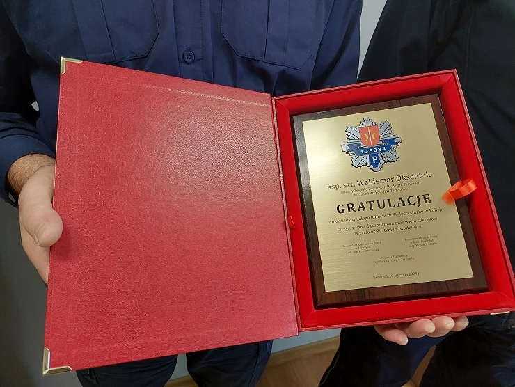 Powiat bialski: Policjant z terespolskiego komisariatu świętował 40 lat służby