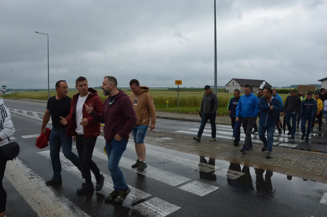 Protest producentów malin w Opolu Lubelskim. Dzień drugi