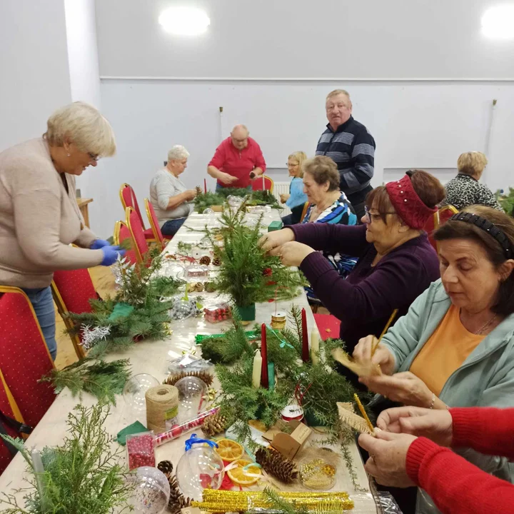 Seniorzy z gminy Trzebieszów zrobili świąteczne stroiki