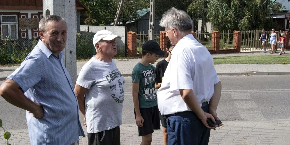 Pamiątkowe tablice ,,Wielcy Polacy z naszej ziemi” na rondzie w Łazach