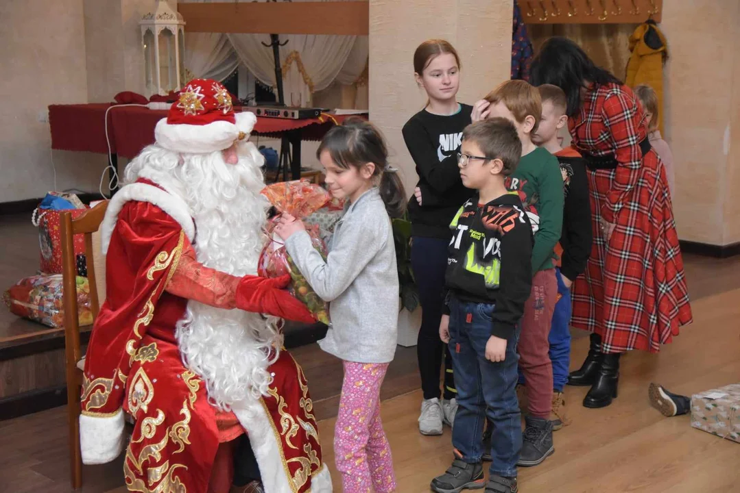 Świąteczny prezent "Dzieci dzieciom"