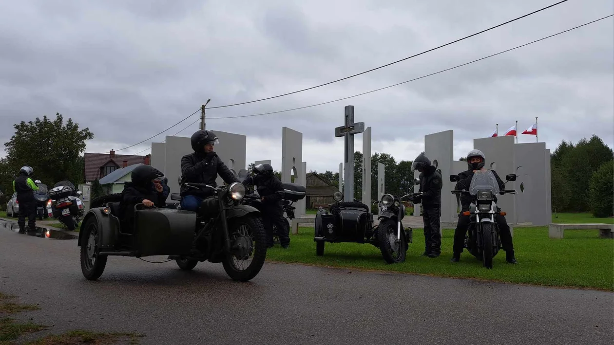 W gminie Trzebieszów upamiętnili Akcję Mitropa. Na zabytkowych motocyklach - Zdjęcie główne