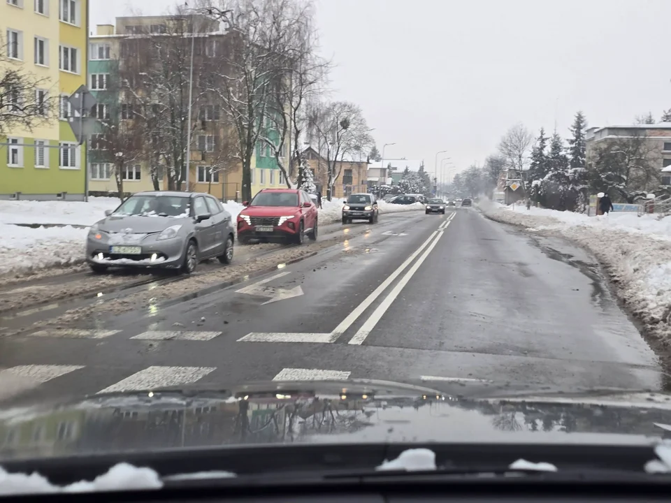 Zamość po ataku zimy. Sprzęt jedzie z ... podniesionym pługiem? (foto) - Zdjęcie główne