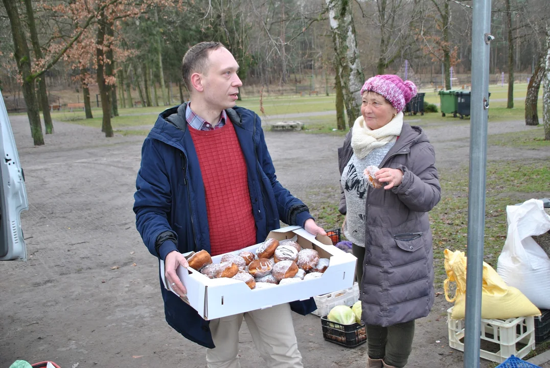 Radny Michał Kramek rozdawał dziś w Poniatowej pączki