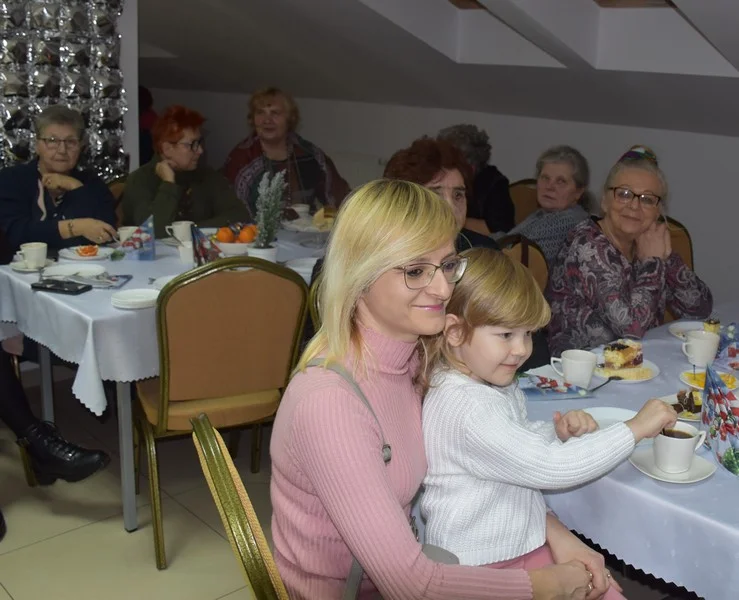 Setka gości na Mikołajkach w bibliotece w Krzywdzie (ZDJĘCIA). Udane spotkanie mieszkańców