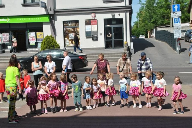 Przedszkolaki z życzeniami dla samorządowców. Były tańce, wierszyki i dużo uśmiechu (foto) - Zdjęcie główne