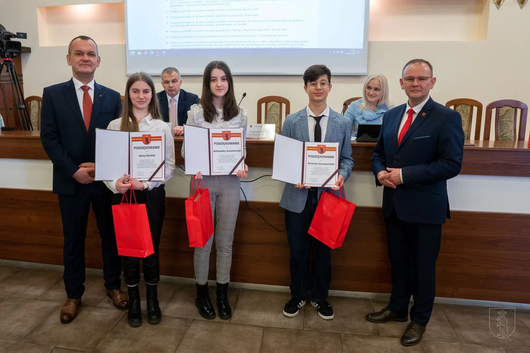 Przed sesją wręczono wyróżnienia. Dla uzdolnionych uczniów i pasjonata gry na harmonijce