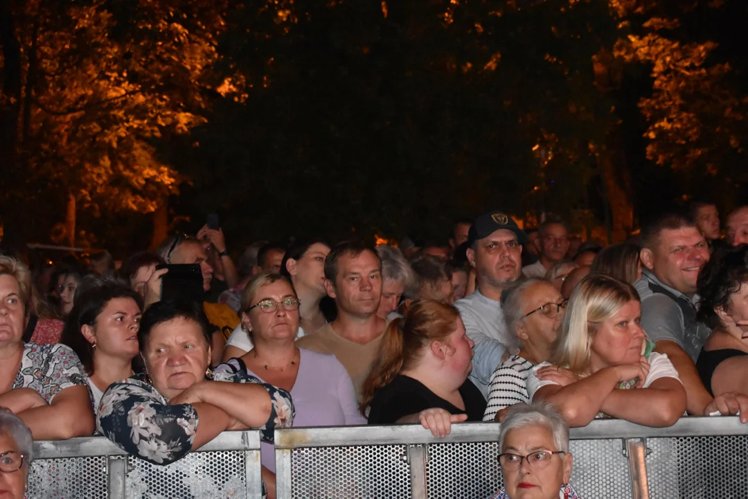 Występy lokalnych zespołów, gwiazda wieczoru "BOYS" oraz świętujący mieszkańcy powiatu