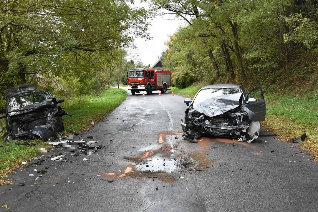 Województwo lubelskie: Opel czołowo zderzył się z Renault. Trzy osoby w szpitalu