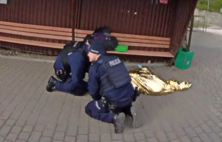 Lublin: Leżała bez oznak życia. Policjanci ruszyli z pomocą - Zdjęcie główne
